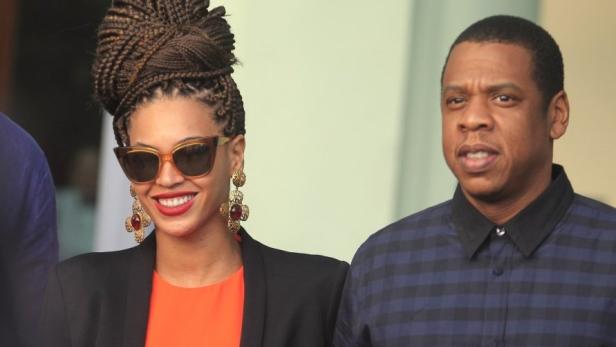 Beyoncé und Jay-Z posieren zusammen für ein Foto.