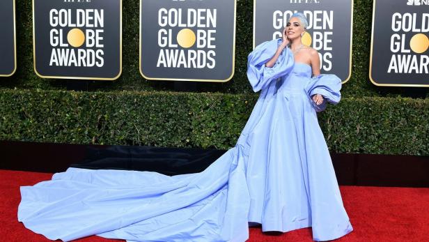 Lady Gaga tauchte in einer voluminösen Robe aus dem Modehaus Valentino am Red Carpet auf.