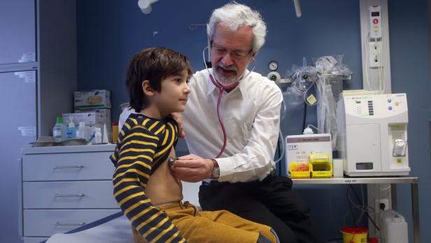 Kinderarzt Georg Ebetsberger-Dachs untersucht den siebenjährigen Lenny, der starke Halsschmerzen hat.