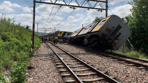 Zugsunglück in Südafrika: Drei Tote und bis zu 200 Verletzte