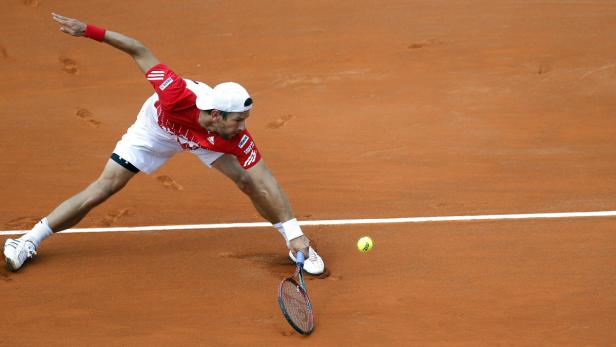 SPAIN TENNIS DAVIS CUP epa03173277 Austrian tennis player Juergen Melzer hits the ball against Spaniard Nicolas Almagro in a Davis Cup World Group quarterfinals match played in Oropesa del Mar, eastern Spain, 06 April 2012. Almagro won 6-2, 6-2 and 6-4. EPA/Kai Foersterling