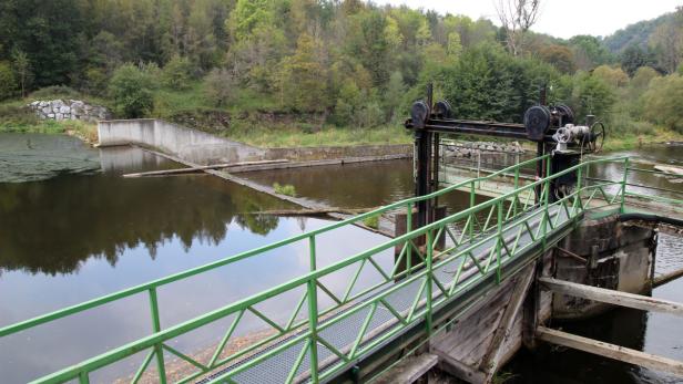 Alte Technik, idyllische Landschaft: Flusskraftwerk am Kamp bei Rosenburg