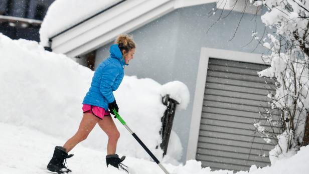 Warum diese Frau in Biberwier (Tirol) in kurzen Hosen Schnee schaufelte, blieb unklar