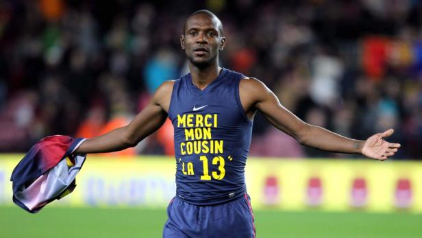 epa03652283 FC Barcelona&#039;s French defender Eric Abidal shows a shirt to thank his cousin, donor at his liver transplant, at the end of their Spanish Primera Division soccer match against RCD Mallorca played at Camp Nou stadium in Barcelona, northeastern Spain, 06 April 2013. EPA/TONI ALBIR