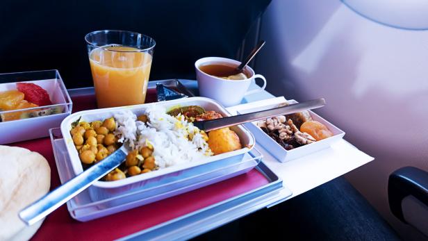 Essen wird im Flugzeug klassischerweise verpackt und auf einem Tablett serviert.