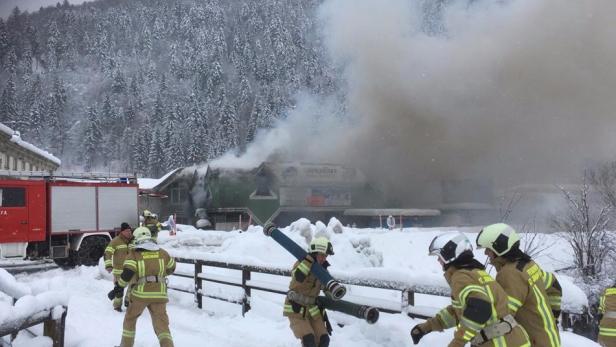 ++ THEMENBILD ++ TIROL: BRAND EINER LAGERHALLE IN ERPFENDORF