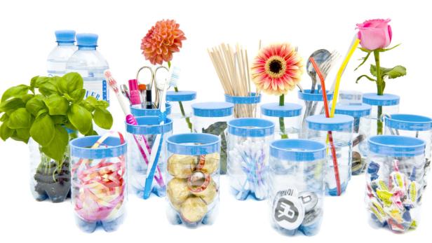 Recycelte Plastikflaschen dienen als Vasen und Behälter für verschiedene Gegenstände.