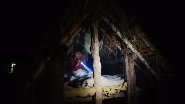Eine Nepalesin in einer Menstruationshütte.
