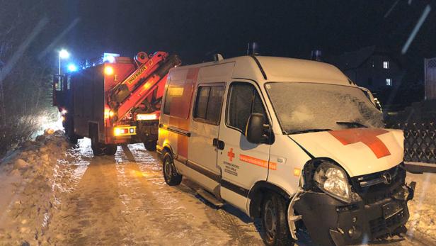 Rettungswagen geriet auf Gegenfahrbahn: Vier Verletzte