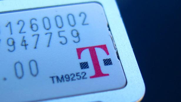 Die SIM-Karte für ein T-Mobile-Telefon wird in diesem Foto in Encinitas gezeigt.