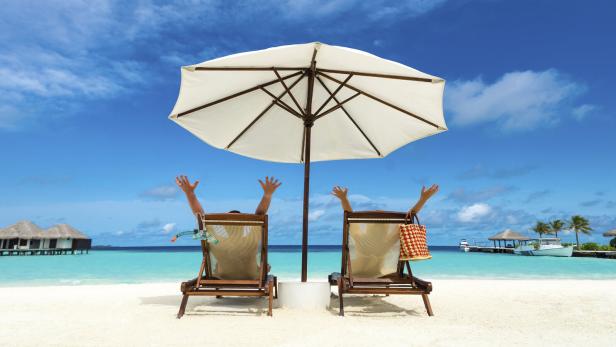 Zwei Personen entspannen im Urlaub.