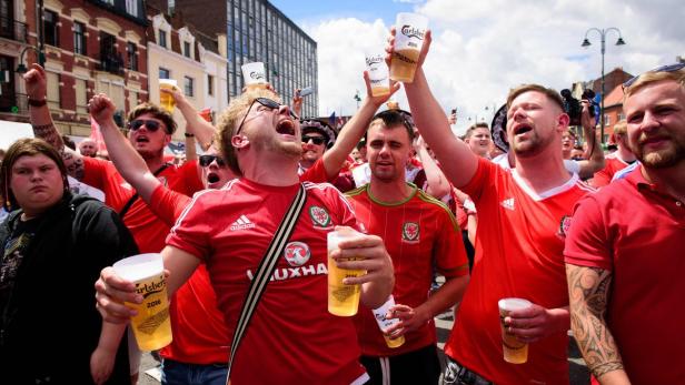 Trinkfest: Die Fans aus Wales treffen auf die Kollegen aus Nordirland.