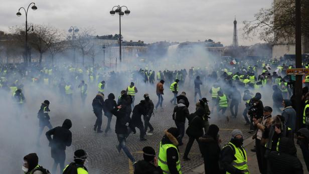 Tränengas-Einsatz bei "Gelbwesten"-Protesten in Paris  