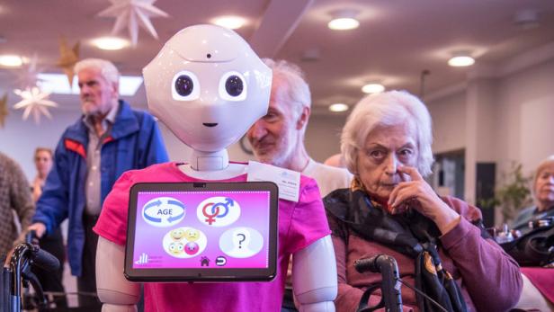 Roboter in der Pflege: "Die Angst vor der Entmenschlichung"