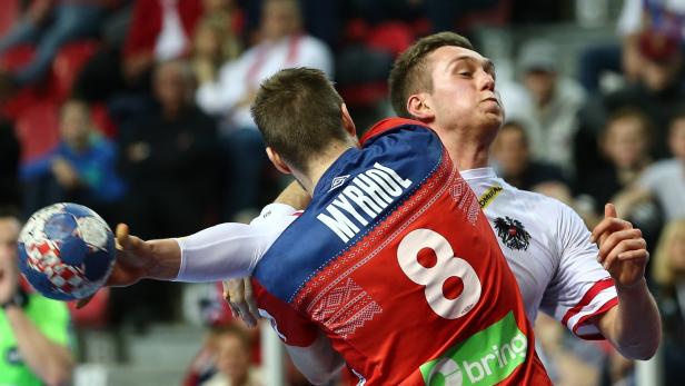 Ein Handballspiel zwischen Norwegen und Österreich in Aktion.