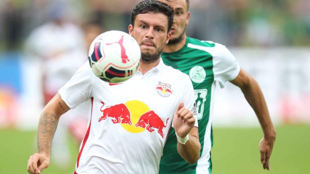 Ein Fußballspieler von Red Bull Salzburg bei einem Spiel.