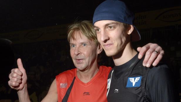 epa03619628 Gregor Schlierenzauer (R) of Austria and Matti Nykanen (L) of Finland take part in a charity basketball event, Finnish Legends against World All Stars, at Kuopio Hall, Kuopio, Finland, 11 March 2013. EPA/KIMMO BRANDT FINLAND OUT