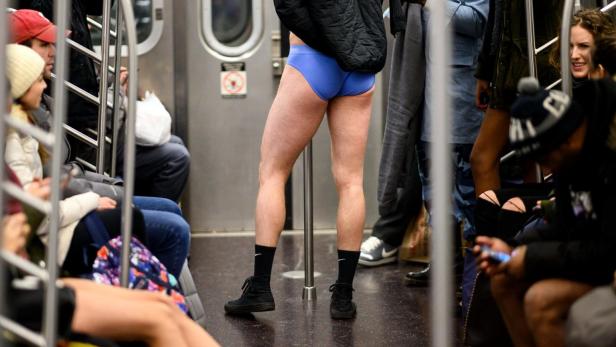 Menschen fuhren ohne Hose mit der U-Bahn