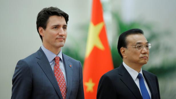 FILE PHOTO: Canadian Prime Minister Justin Trudeau and Chinese Premier Li Keqiang attend a welcoming ceremony at the Great Hall of the People in Beijing