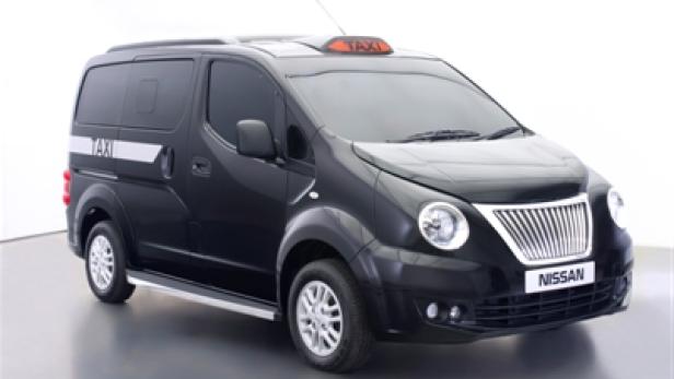 Ein schwarzes Nissan-Taxi steht vor einem weißen Hintergrund.