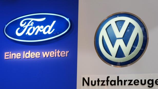 Die Logos von Ford und Volkswagen sind nebeneinander abgebildet.