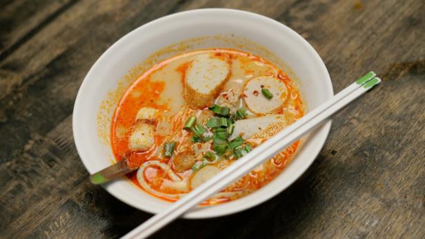 Tom Yam ist eine heiße sauer-scharfe Suppe der thailändischen Küche.
