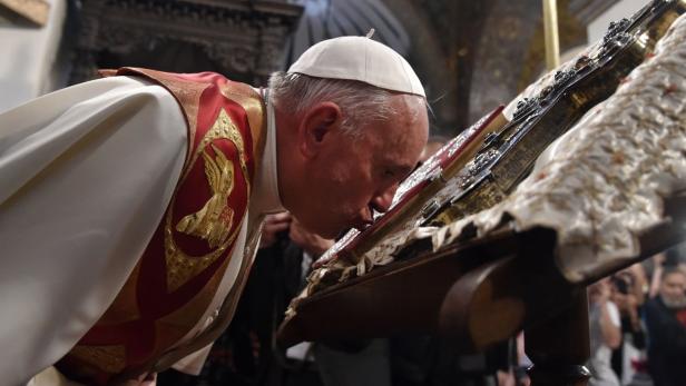 Papst Franziskus küsst die Bibel bei seinem Besuch in Eriwan am 24. Juni 2016.