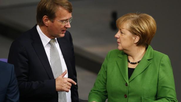 Armin Laschet und Angela Merkel unterhalten sich.