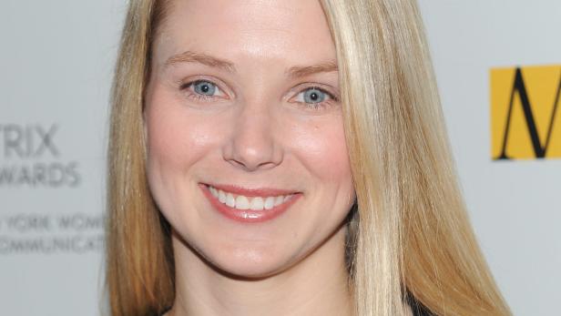 Nahaufnahme des Gesichts einer lächelnden Frau mit blonden Haaren.