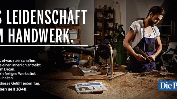 Ein Handwerker arbeitet in seiner Werkstatt mit Werkzeugen und Leder.