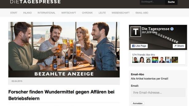 Vier Personen stoßen mit Biergläsern an, im Hintergrund eine Stadtansicht.