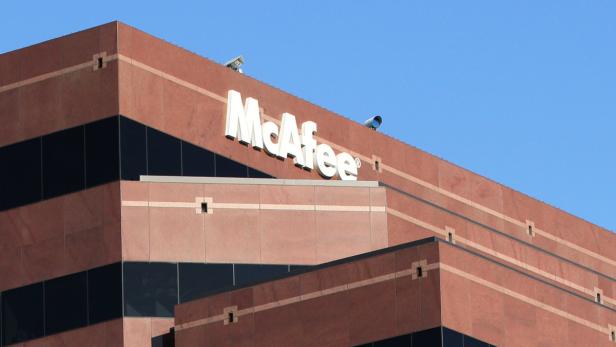 McAfee-Gründer flüchtet vor Polizei