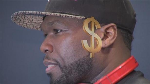 Ein Porträt von 50 Cent mit einem Dollarzeichen-Ohrring.