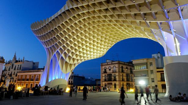 Wie eine Bienenwabe. Der Metropol Parasol, auf der Plaza de la Encarnacion, in Sevilla, Spanien. Die Architekten Jürgen Mayer H. planten eine City-Mall, in der sich auch das archäologische Museum, ein Bauernmarkt, etliche Bars und Restaurants sowie eine Aussichtsterrasse befinden,