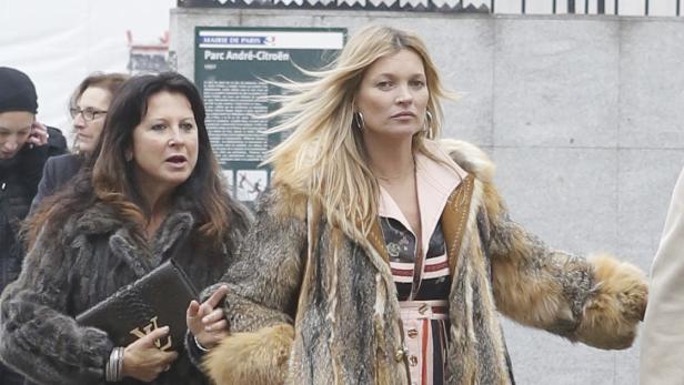 Kate Moss mit einer Begleiterin in Pelzmänteln in Paris.