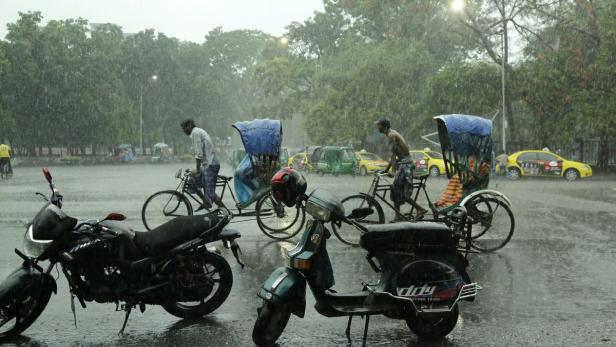 Bilder aus der Hauptstadt Dhaka während des Unwetters