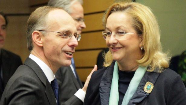 epa03506048 Austrian Finance minister Maria Fekter (R) and Luxembourg&#039;s Ministers of Budget Luc Frieden chat at the start of an ECOFIN European Finance Ministers&#039; meeting at the EU headquarters in Brussels, Belgium, 12 December 2012. The European Commission expects eurozone finance ministers to follow through on their promise to disburse a 34.4-billion-euro (44.8-billion-dollar) bailout tranche to Greece on 13 December. EPA/OLIVIER HOSLET