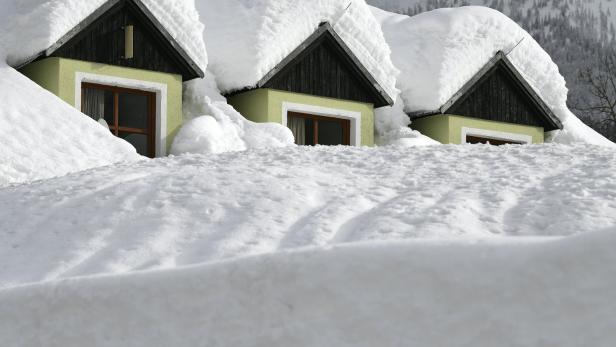 Schnee auf Dächern in Lackenhof am Ötscher.