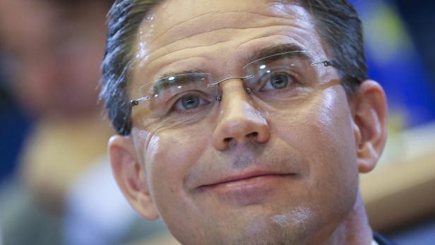 Ein Mann mit Brille blickt leicht lächelnd in die Kamera.