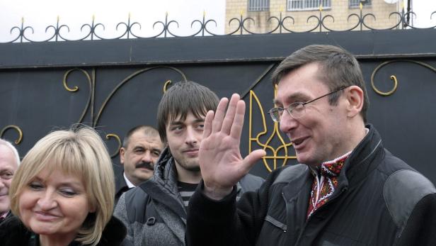 epa03652720 Ukrainian opposition leader Yuri Lutsenko (R) is received by his wife Irina (L) and friends after he left the Menskaya prison in Makoshyne, Chernigov Region, about 230 km from the capital Kiev, Ukraine, 07 April 2013. Ukrainian President Viktor Yanukovych pardoned the key political ally of jailed former prime minister Yulia Tymoshenko, an executive order posted on the presidency&#039;s website said on 07 April. Yury Lutsenko, who served as interior minister in Tymoshenko&#039;s cabinet, was sentenced in February 2012 to four years in prison on abuse of office charges. His imprisonment was seen as another blow to pro-Western politicians in Ukraine after the jailing of Tymoshenko in 2011, also on abuse of office charges. EPA/ALEKSANDR KOSAREV