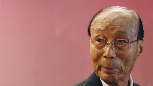 Lee Teng-hui, ehemaliger Präsident von Taiwan, blickt nachdenklich zur Seite.