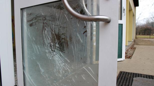 Die Glasscheibe einer Tür ist zerbrochen.