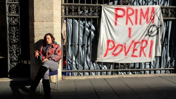 &quot;Zuerst die Armen&quot;. Eine Frau vor einem geräumten Haus in Rom