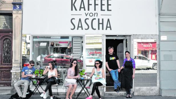 Über Sascha und Nina (in der Tür) heißt es, dass sie den besten Kaffee in der Pilgramgasse machen