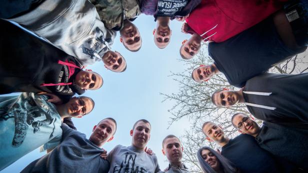 Diese bayerische Klasse hat sich aus Mitgeführl mit einem an Krebs erkranken Mitschüler die Köpfe kahlgeschoren