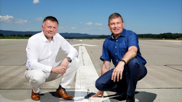 Flughafen-Chef Ladislav Ondrich und Marketingmanager Pammer freuen sich über den Baufortschritt
