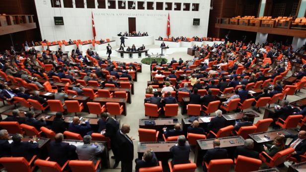Eine Sitzung des türkischen Parlaments mit Abgeordneten in ihren Sitzen.