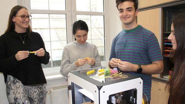 Nataša Marić, Berfin Ünver, Filip Vasić und Laura-Marie Jina rund um den 3D-Drucker in der Übungsfirma der HAK I