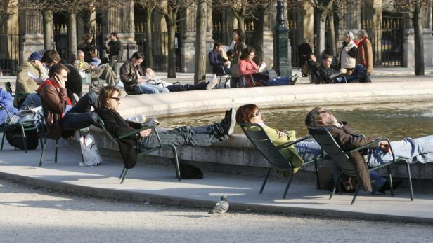 Parisians enjoy the good weather in the Palais Royal garden in downtown Paris March 13, 2007. REUTERS/Charles Platiau (FRANCE)