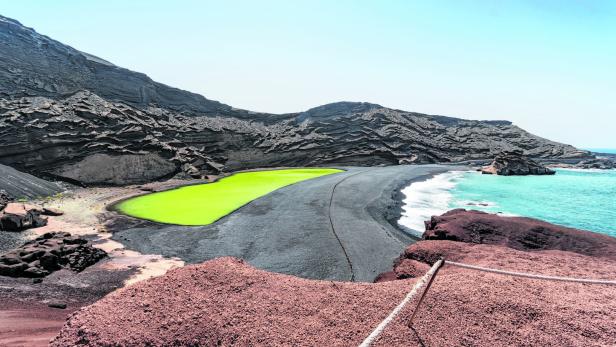 Blick auf den grünen See und den schwarzen Strand von El Golfo auf Lanzarote.